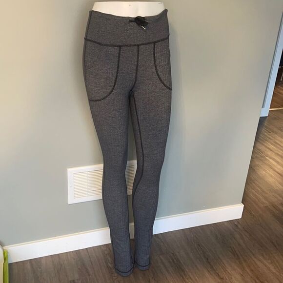 Lululemon size 4 leggings - Picture 1 of 2